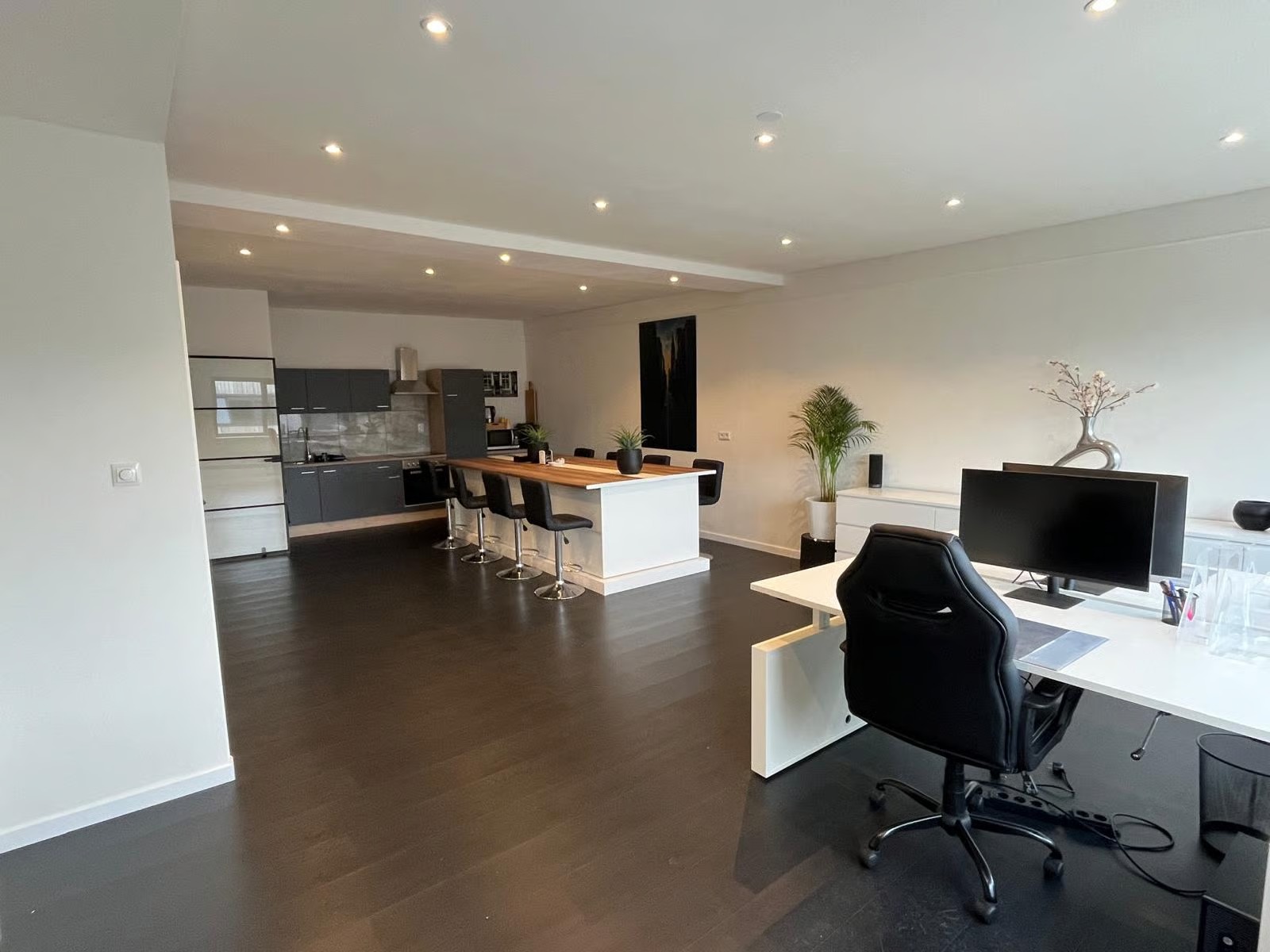 Zakelijke werkruimte met walnoottafel