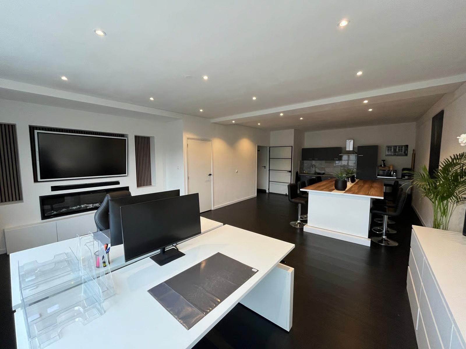 Open kantoor met lounge- en keukenzone