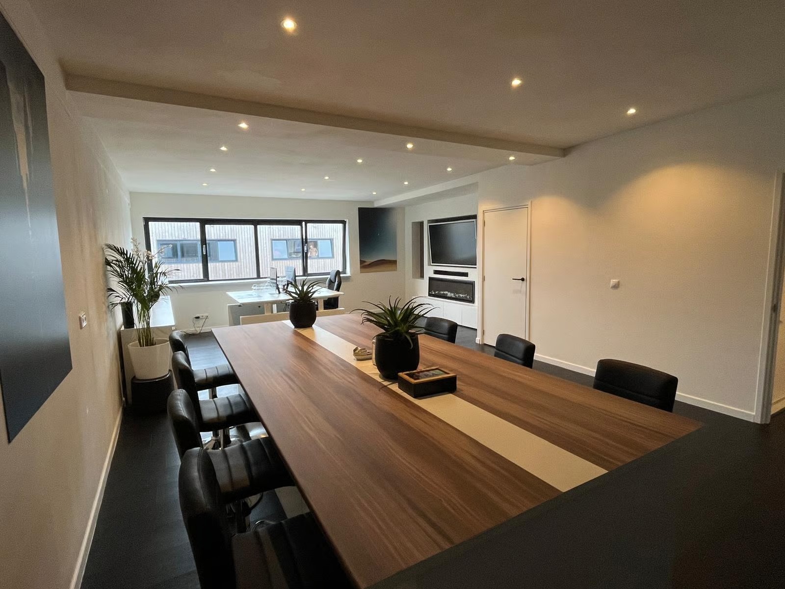 Compacte keuken met moderne afwerking