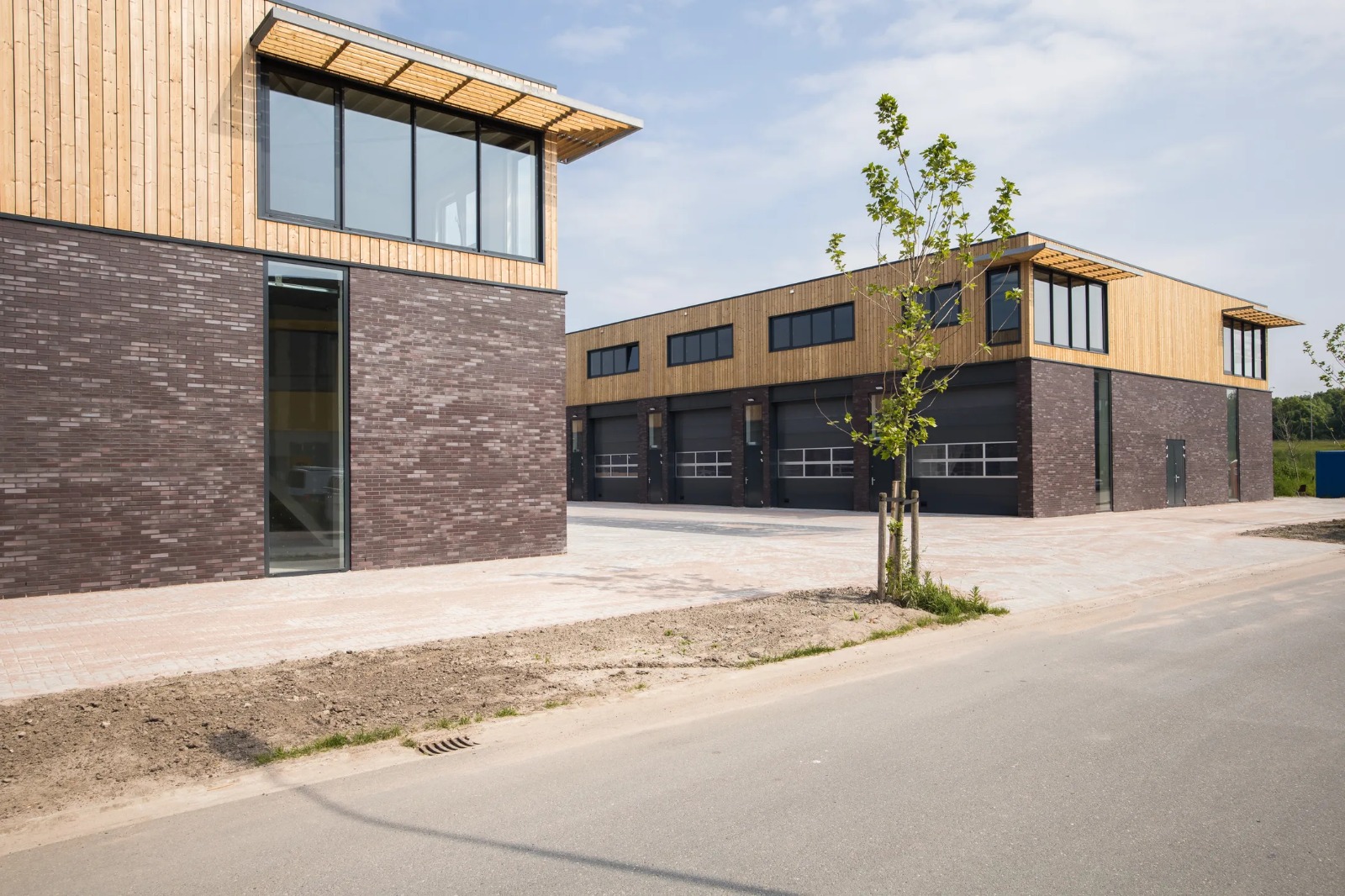 Buitenzicht op meerdere units van het complex